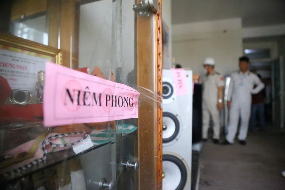 Lực lượng chức năng tiến hành niêm phong đồ đạc, tài sản theo đúng quy định. Nhiều căn hộ không có người ở trong thời gian dài đã trở nên nhếch nhác, rác thải và bụi bặm phủ khắp nhà.