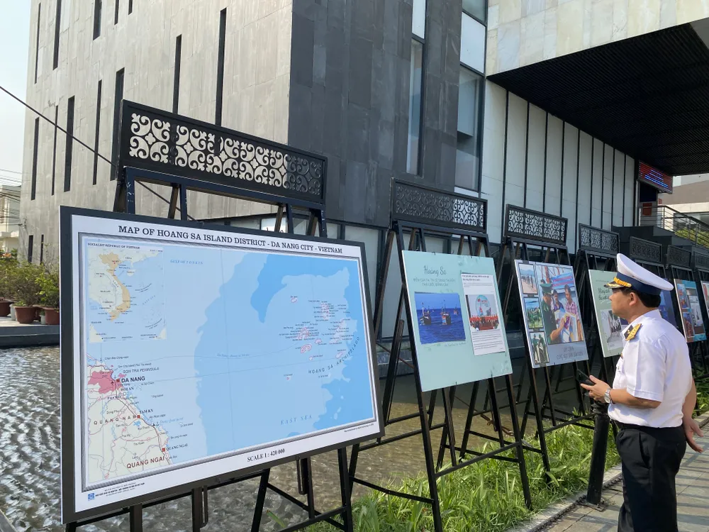 Triển lãm đã công bố lần đầu gần 100 văn bản lưu hình dấu, bút tích các vua nhà Nguyễn phê. Đây là những sử liệu tín thực góp phần làm sáng tỏ vai trò, vị thế của vùng biển Đà Nẵng trong lịch sử và nhiều thông tin giá trị tới công chúng.