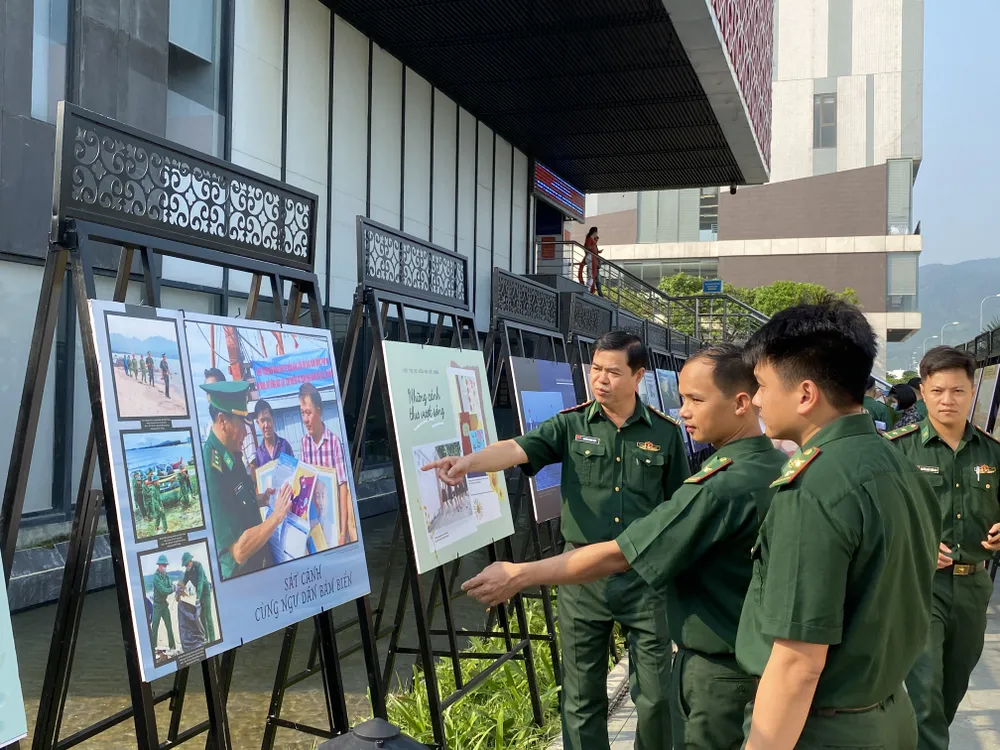 Tham dự buổi triển lãm còn có cán bộ, chiến sĩ Bộ Tư lệnh Vùng 3 Hải quân và Đồn Biên phòng Sơn Trà