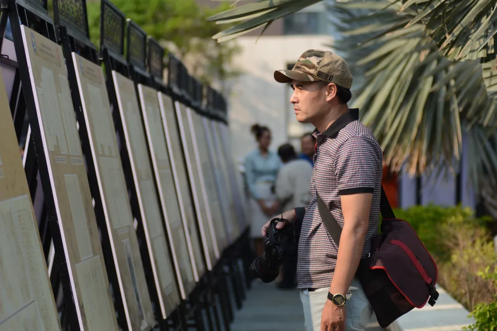 Người dân và du khách thích thú với những tác phẩm tại buổi triển lãm