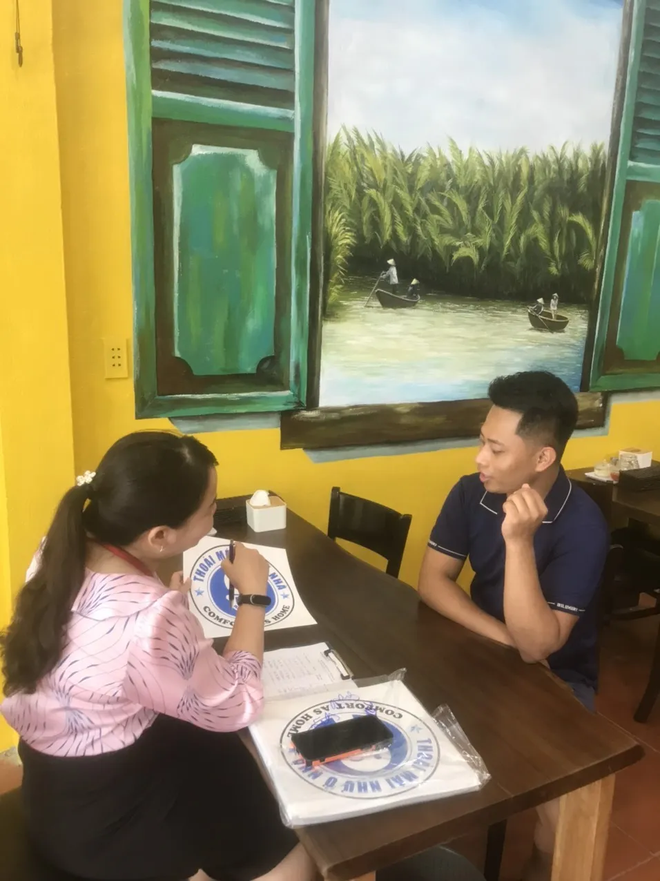 Vận động chủ các cơ sở dán logo của mô hình xã hội hóa nhà vệ sinh công cộng.