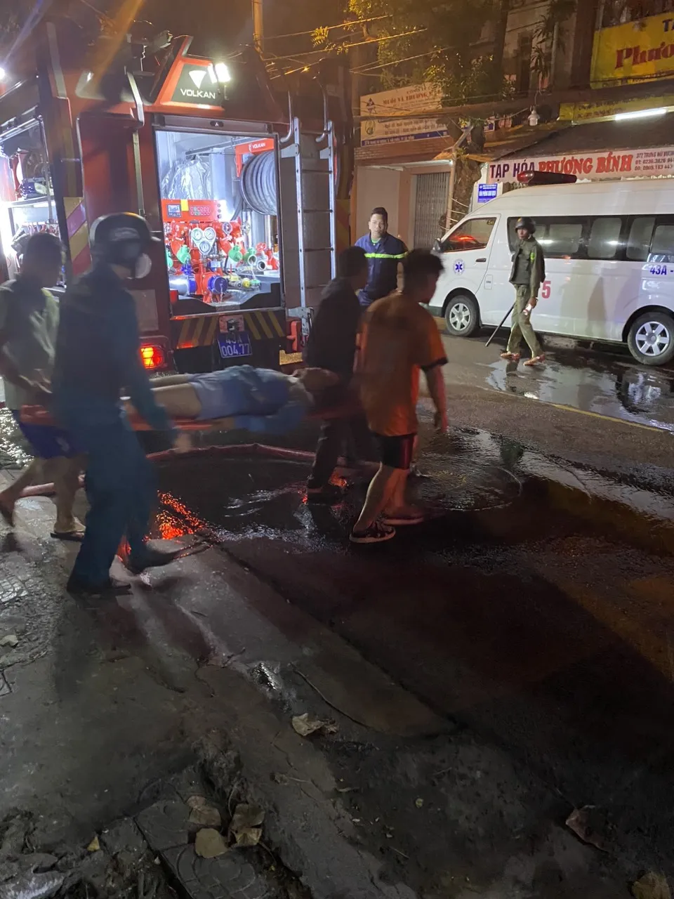 Đưa nạn nhân đi cấp cứu