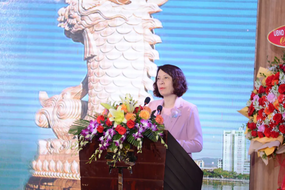 Bà Nguyễn Thị Liên Hương, Thứ trưởng Bộ Y tế phát biểu tại hội nghị Bà Nguyễn Thị Liên Hương, Thứ trưởng Bộ Y tế phát biểu tại hội nghị