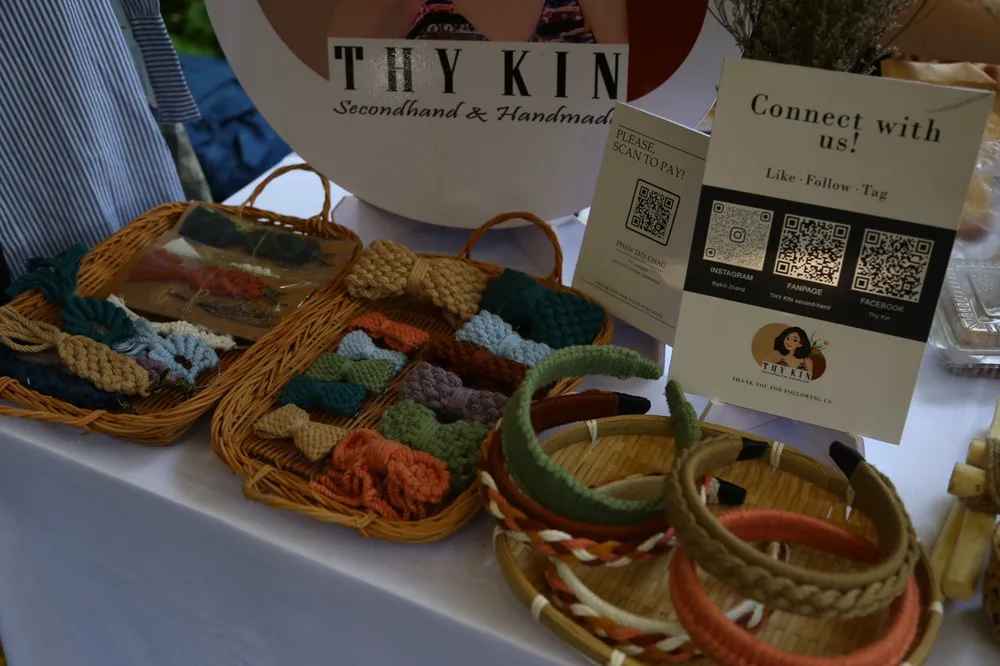 Những chiếc dây buộc tóc, cài tóc được làm từ len Những chiếc dây buộc tóc, cài tóc được làm từ len