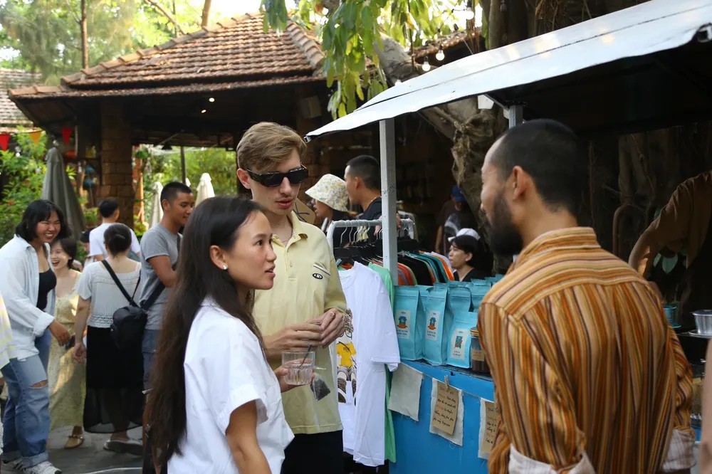 Thành viên của Gác-baga hướng dẫn khách nước ngoài tham quan các gian hàng Thành viên của Gác-baga hướng dẫn khách nước ngoài tham quan các gian hàng