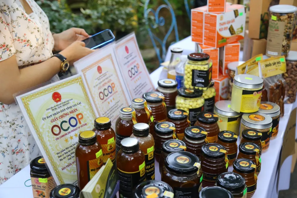 Các sản phẩm OCOP được bày bán tại chợ phiên Các sản phẩm OCOP được bày bán tại chợ phiên