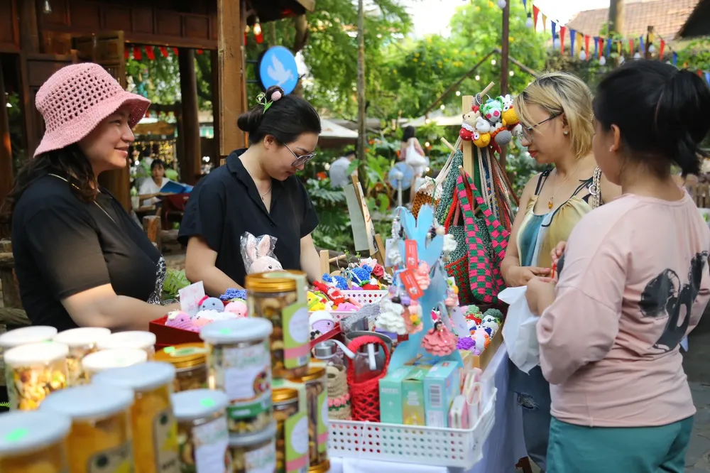 Rất nhiều bạn trẻ lựa chọn các sản phẩm handmade Rất nhiều bạn trẻ lựa chọn các sản phẩm handmade