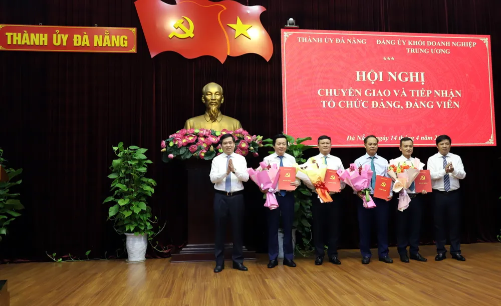 Lãnh đạo Thành ủy Đà Nẵng trao quyết định chuyển giao các tổ chức Đảng Lãnh đạo Thành ủy Đà Nẵng trao quyết định chuyển giao các tổ chức Đảng