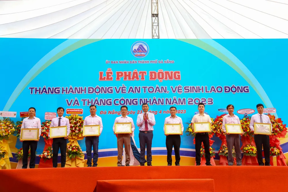 Ông Hồ Kỳ Minh trao giấy khen cho các cá nhân, tổ chức có thành tích xuất sắc. Ảnh: PHẠM NGA