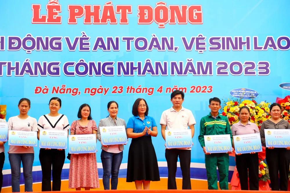 36 nhà Mái ấm công đoàn được trao cho những người lao động khó khăn. Ảnh: PHẠM NGA