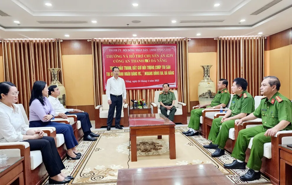 Bí thư Thành ủy Đà Nẵng Nguyễn Văn Quảng tuyên dương thành tích của công an thành phố