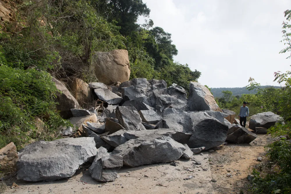 Nhiều khối đá lớn chắn ngang đường đi Nhiều khối đá lớn chắn ngang đường đi