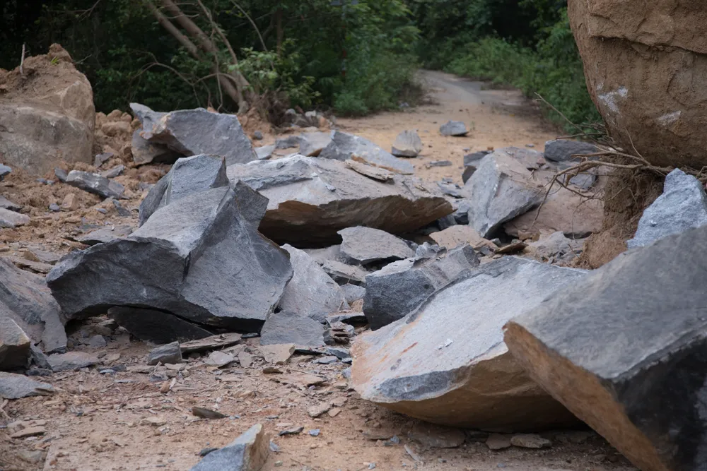 Công tác phá đá khắc phục sạt lở sẽ được triển khai trong nhiều ngày để kịp tiến độ thi công Công tác phá đá khắc phục sạt lở sẽ được triển khai trong nhiều ngày để kịp tiến độ thi công