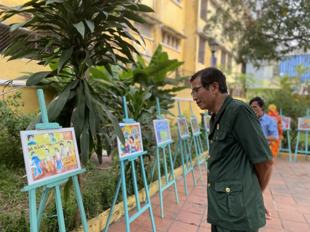 Các đại biểu cùng người dân tham quan triển lãm tranh "Em yêu quê hương". Ảnh: PHẠM NGA Các đại biểu cùng người dân tham quan triển lãm tranh "Em yêu quê hương". Ảnh: PHẠM NGA