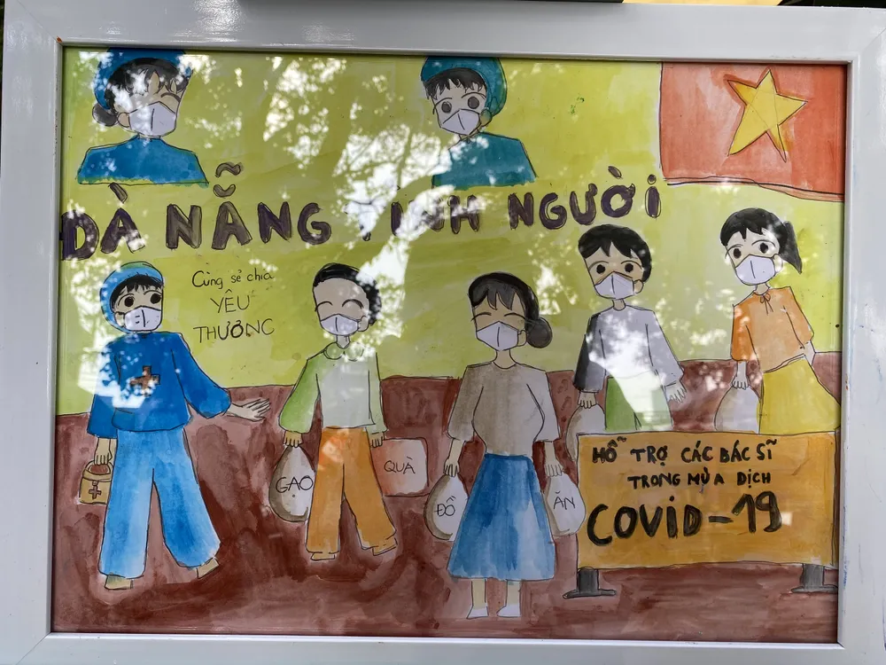 Hoạt động chống dịch Covid 19 tại Đà Nẵng được tái hiện lại qua các bức tranh tại triển lãm. Ảnh: PHẠM NGA Hoạt động chống dịch Covid 19 tại Đà Nẵng được tái hiện lại qua các bức tranh tại triển lãm. Ảnh: PHẠM NGA