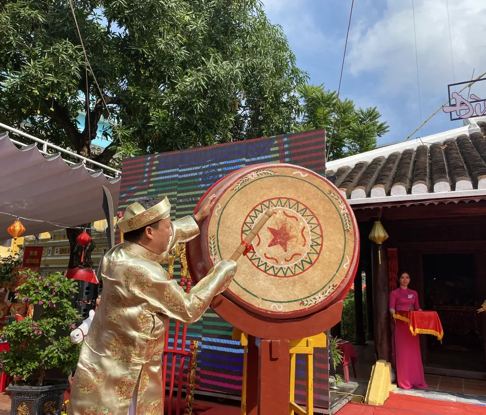 Ông Lê Tự Gia Thạnh, Phó Bí thư quận uỷ, Chủ tịch UBND quận Hải Châu đánh trống khai hội. Ảnh: PHẠM NGA Ông Lê Tự Gia Thạnh, Phó Bí thư quận uỷ, Chủ tịch UBND quận Hải Châu đánh trống khai hội. Ảnh: PHẠM NGA