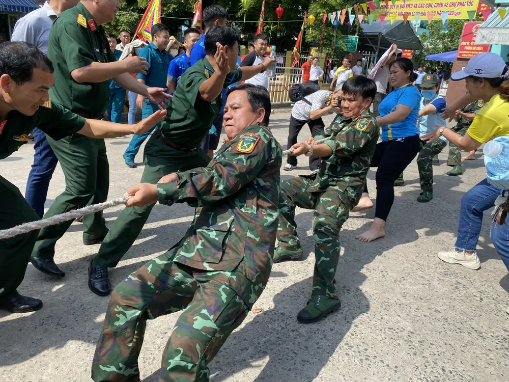 Nhiều người dân đội nắng để cổ vũ cho các đơn vị tham gia thi kéo co. Ảnh: PHẠM NGA Nhiều người dân đội nắng để cổ vũ cho các đơn vị tham gia thi kéo co. Ảnh: PHẠM NGA