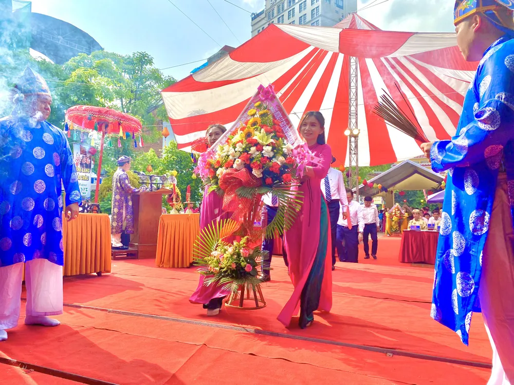 Sau Lễ Chánh tế là nghi thức dâng hoa, dâng hương vào trong Đình Làng của các đoàn đại biểu thành phố. Ảnh: PHẠM NGA Sau Lễ Chánh tế là nghi thức dâng hoa, dâng hương vào trong Đình Làng của các đoàn đại biểu thành phố. Ảnh: PHẠM NGA