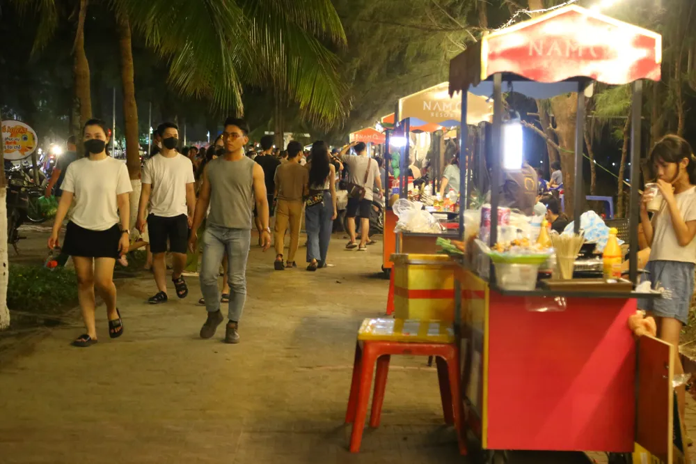 Vừa đi vào hoạt động, Phố ăn vặt Nam Ô đã thu hút nhiều lượt khách đến tham quan và ăn uống tại đây. Ảnh: PHẠM NGA