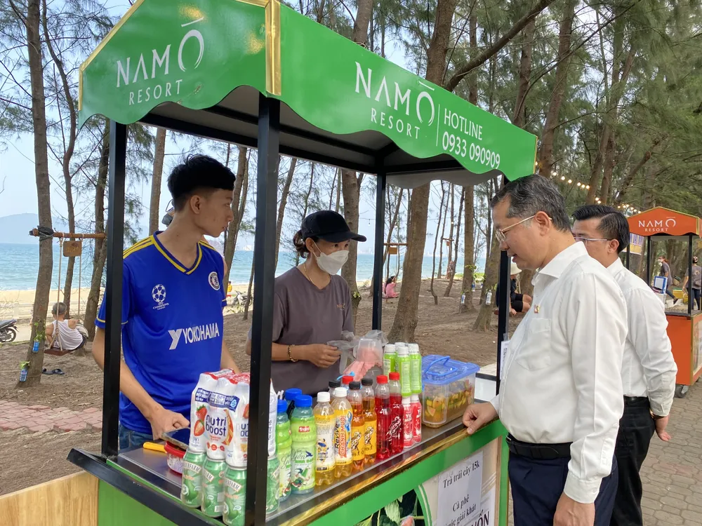 Ngày 28-4, ông Nguyễn Văn Quảng, Bí thư Thành ủy Đà Nẵng cùng với Bí thư Quận ủy Liên Chiểu Nguyễn Hà Bắc đã đến kiểm tra, thăm hỏi và động viên các hộ kinh doanh tại Phố ăn vặt Nam Ô. Ảnh: PHẠM NGA