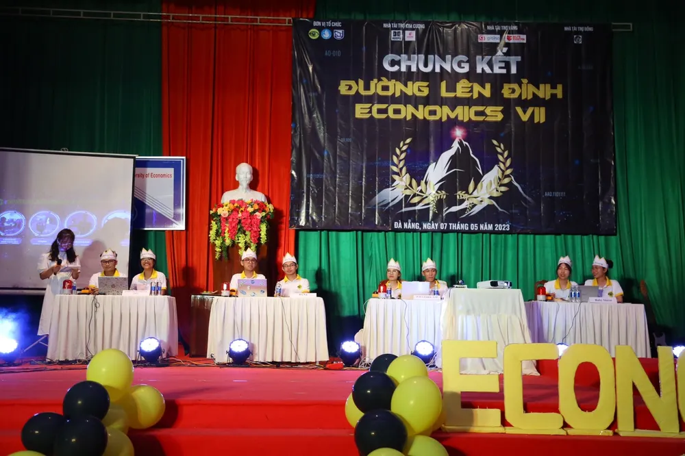 Trận chung kết thu hút sự tham gia của nhiều sinh viên tại TP Đà Nẵng và các thầy cô Khoa Kinh tế, Trường Đại học Kinh tế Đà Nẵng. Ảnh: PHẠM NGA Trận chung kết thu hút sự tham gia của nhiều sinh viên tại TP Đà Nẵng và các thầy cô Khoa Kinh tế, Trường Đại học Kinh tế Đà Nẵng. Ảnh: PHẠM NGA