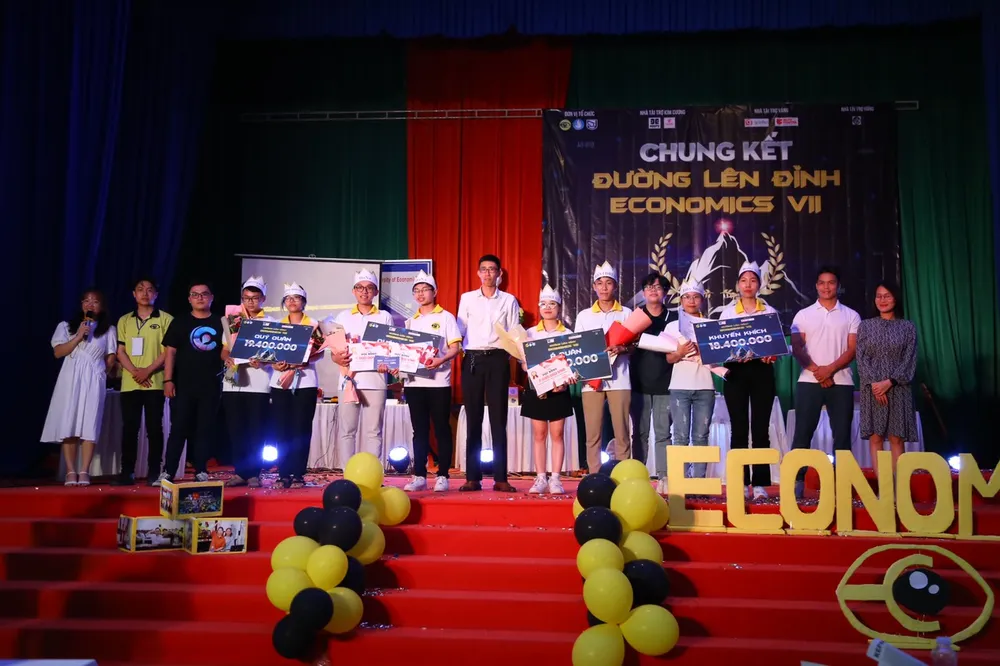 Thầy cô Khoa Kinh tế trao giải cho các đội thi. Ảnh: PHẠM NGA Thầy cô Khoa Kinh tế trao giải cho các đội thi. Ảnh: PHẠM NGA