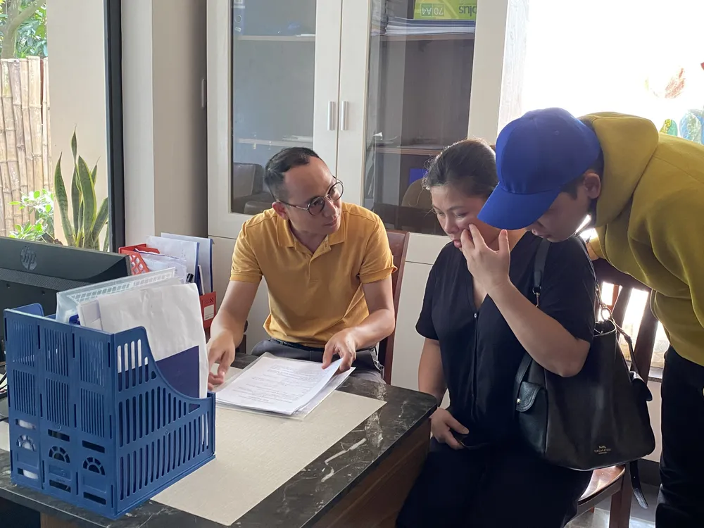 Anh Trần Hồng Linh (đeo kính), quản lý cơ sở làm việc với các khách hàng đã ký hợp đồng. Ảnh: PHẠM NGA