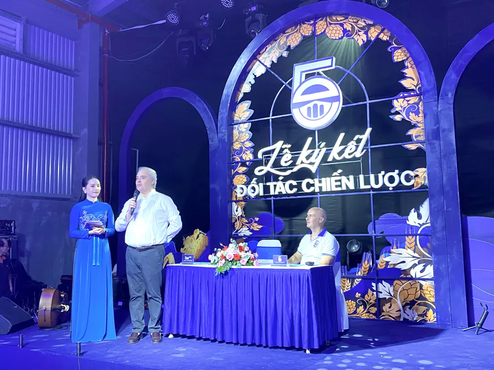 Tại buổi lễ, Ông Gary Bett đã ký hợp tác với các đối tác chiến lược. Ảnh: PHẠM NGA