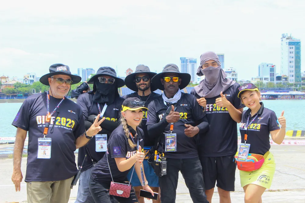 Đội Hands Fireworks của Canada đã có mặt từ rất sớm để hoàn thành công tác chuẩn bị. Ảnh: PHẠM NGA Đội Hands Fireworks của Canada đã có mặt từ rất sớm để hoàn thành công tác chuẩn bị. Ảnh: PHẠM NGA