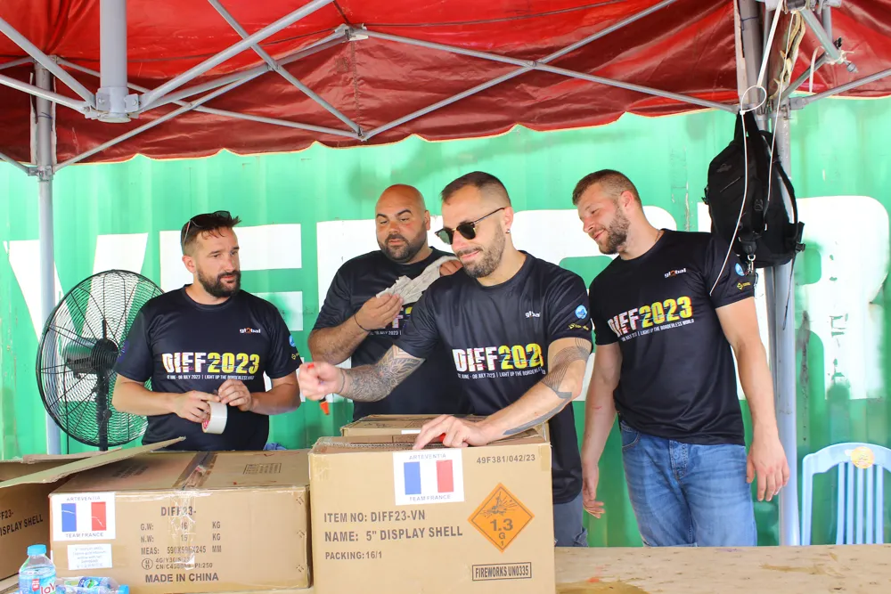 Những thùng pháo được trang bị cẩn thận. Ảnh: PHẠM NGA Những thùng pháo được trang bị cẩn thận. Ảnh: PHẠM NGA