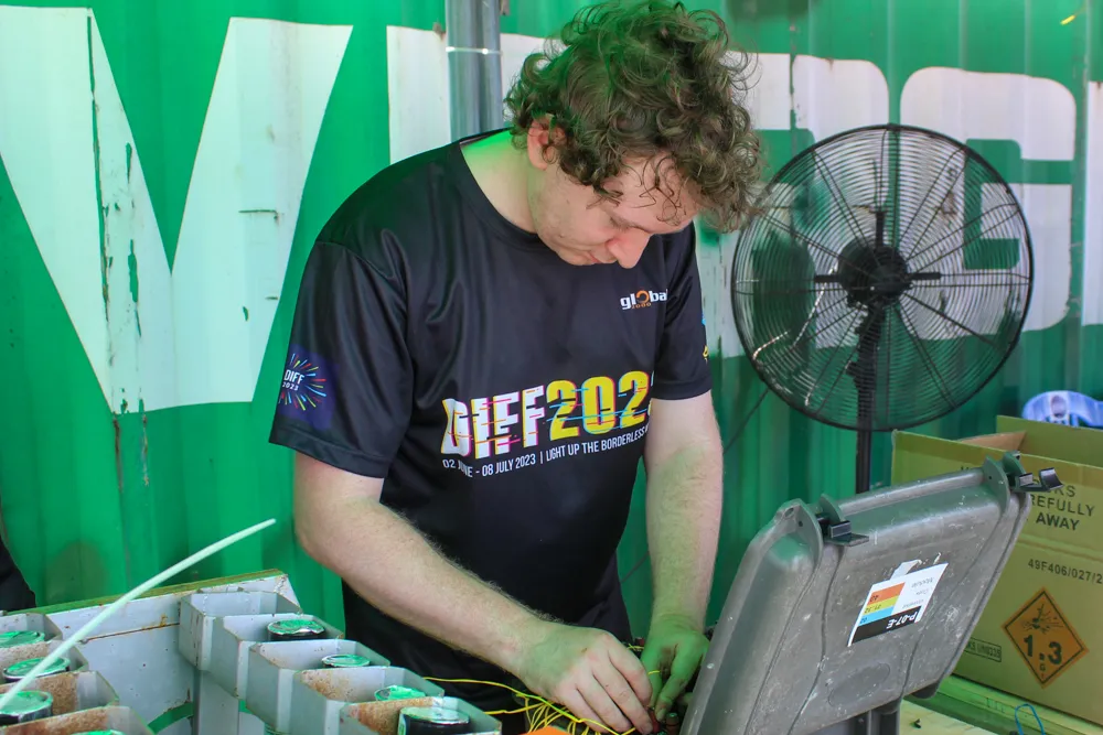 Đánh giá về đối thủ của mình, đội trưởng đội pháo hoa Australia cho biết, Đội Italy là một đội rất mạnh khi là quán quân vào năm 2017 và 2018. Nhưng năm nay, Italy mang đến những ý tưởng mới, những sản phẩm mới và những bản nhạc rất mới. Điều đặc biệt là chúng tôi có “vũ khí” bí mật và sẽ được bật mí vào tối thứ 7 tuần này tới khán giả. Ảnh: PHẠM NGA