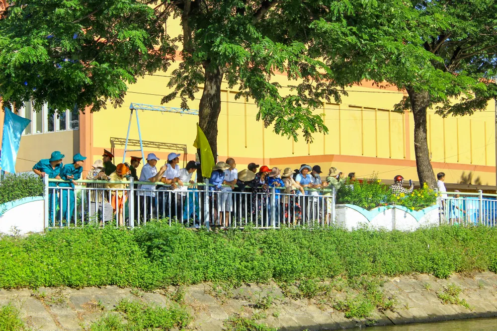 Người dân theo dõi và cổ vũ cho các đội thi. Ảnh: PHẠM NGA