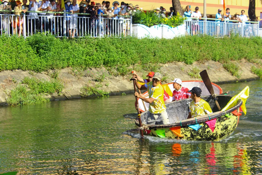 Đây là lần đầu tiên giải đua thúng được tổ chức nhằm thúc đẩy các môn thể thao sông biển tại địa phương. Ảnh: PHẠM NGA