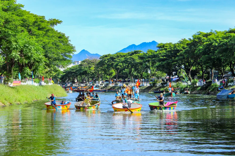 Lễ ra mắt &quot;Khu dân cư văn hóa biển&quot; sẽ diễn ra vào 19 giờ tối nay tại bờ sông Phú Lộc. Ảnh: PHẠM NGA