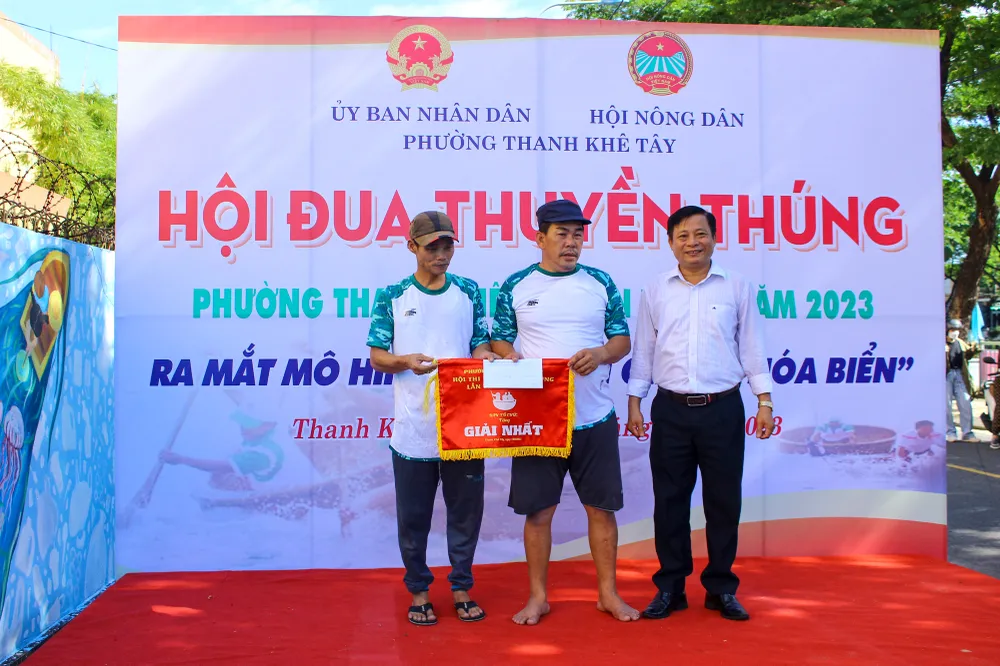 Ban tổ chức trao giải cho đội đua về nhất. Ảnh: PHẠM NGA