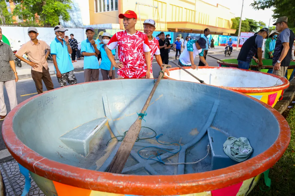 Tham gia cuộc thi có 6 đội, mỗi đội 2 vận động viên và chia làm 2 bảng thi, mỗi bảng chọn 2 đội vào chung kết. Ảnh: PHẠM NGA