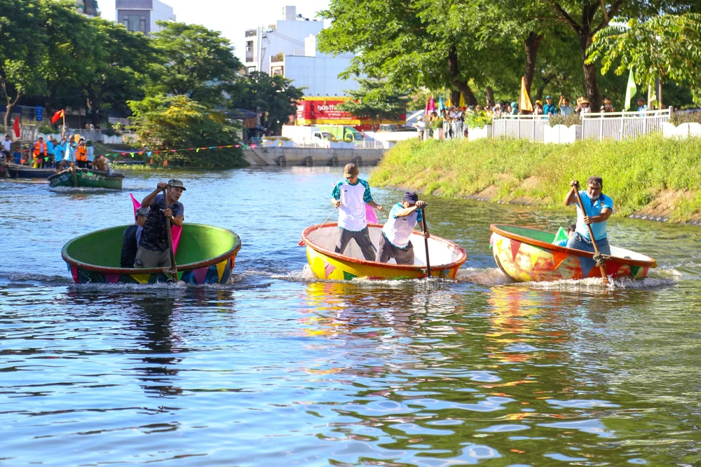 Giải đua thúng là một trong những nét đẹp văn hóa của người dân vùng sông nước. Ảnh: PHẠM NGA