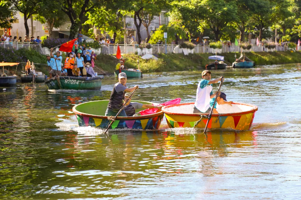 Ông Đinh Quang Tưởng, Phó Chủ tịch UBND phường Thanh Khê Tây cho biết: &quot;Lễ hội lần này là dịp để phường Thanh Khê Tây quảng bá, thu hút các nhà đầu tư đến tìm hiểu phát triển dịch vụ kinh tế trên đường Yên Khê 1 vừa mới khánh thành&quot;. Ảnh: PHẠM NGA