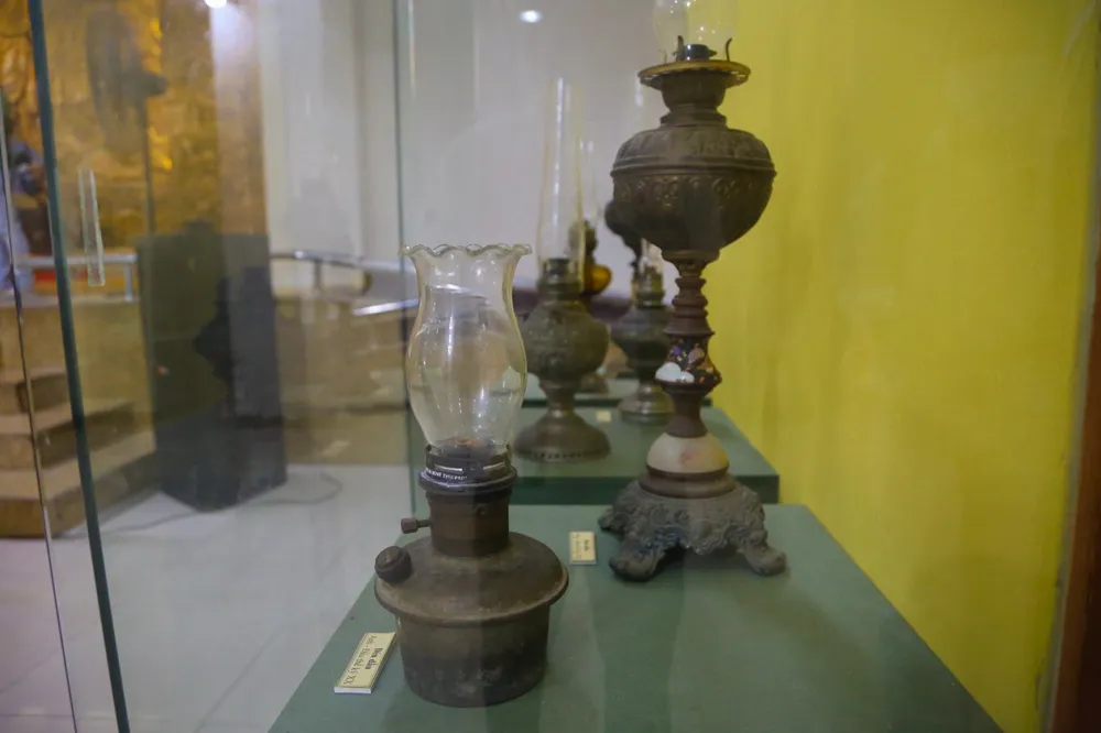 Bộ sưu tập đèn cổ.Ảnh: PHẠM NGA