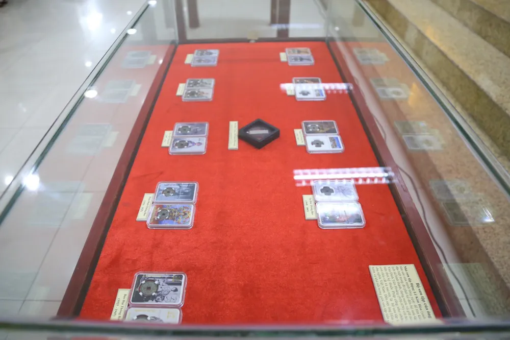 Ông Đặng Lê Kim Hòa đem đến triển lãm lần này bộ sưu tập tiền cổ vô cùng quý hiếm. Ảnh: PHẠM NGA