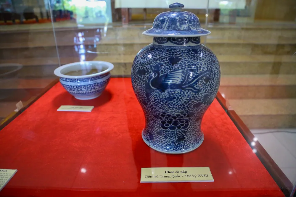 Bộ gốm sứ Trung Quốc &quot;Chóc có nắp&quot; ở thế kỷ XVIII được trưng bày tại triển lãm. Ảnh: PHẠM NGA