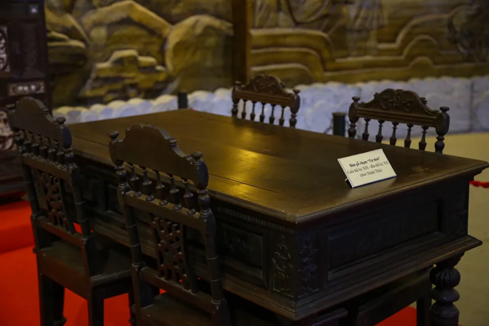 Các cổ vật được trưng bày theo từng nhà sưu tập. Ảnh: PHẠM NGA