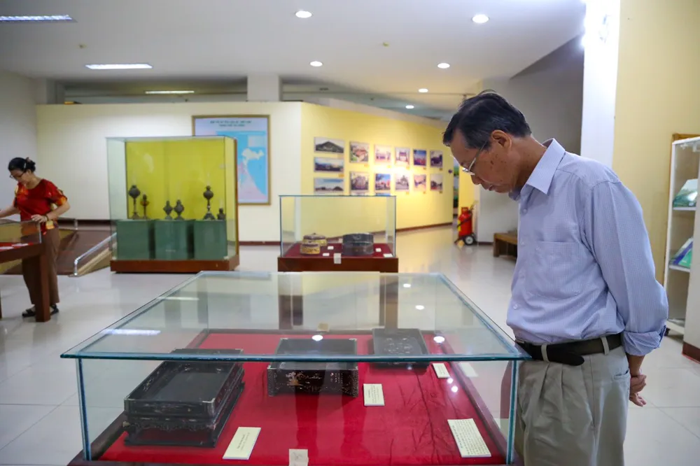 Triển lãm giới thiệu đến công chúng nhiều hiện vật tiêu biểu, chọn lọc của các nhà sưu tập cổ vật. Ảnh: PHẠM NGA