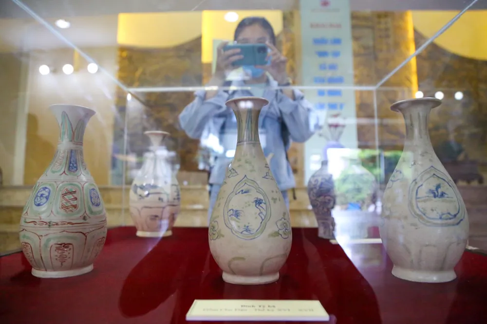 Bộ sưu tập gốm Chu Đậu niên đại từ thế kỷ XVI -XVII của nhà sưu tập Trương Hoài Tuyên hấp dẫn khách tham quan. Ảnh: PHẠM NGA
