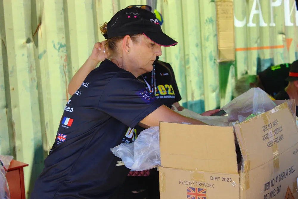 Các thành viên của đội Anh đều rất kỳ vọng cho lần thi pháo hoa này, vì thế mọi công tác chuẩn bị đều rất kỹ càng