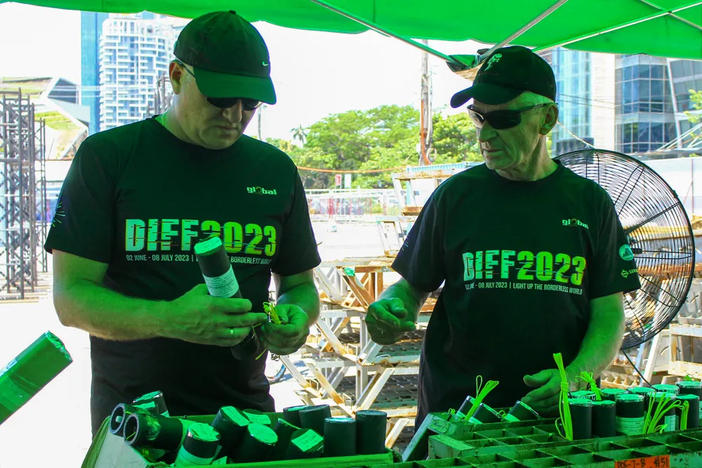 “Chúng tôi sẽ mang chủ đề “Rồng pháo hoa” về với Đà Nẵng – nơi hình tượng Cầu Rồng đã quá quen với du khách. Xuyên suốt 20 phút bắn, chúng tôi sẽ kể câu chuyện về loài vật linh thiêng đã dùng pháo hoa để thắp sáng bầu trời”, đại diện đội Ba Lan cho biết.