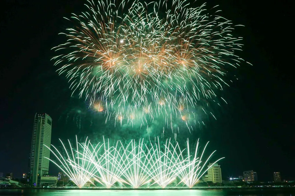 Với chủ đề “Rồng phun lửa”, Ba Lan thực sự đã mang đến một màn “ảo thuật” ánh sáng, những hiệu ứng của pháo hoa như tô vẽ thêm cho sự thơ mộng của sông Hàn