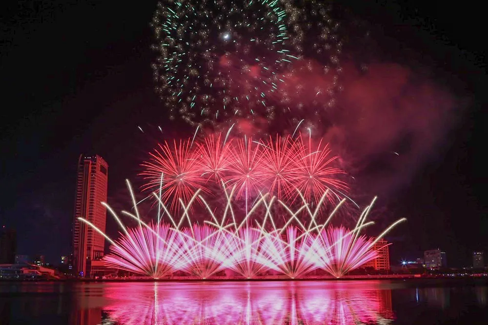 Màn trình diễn khiến cho khán giả liên tưởng đến 4 yếu tố: nước, lửa, đất và gió - hiện thân cho sức mạnh của thiên nhiên mà Rồng cai trị