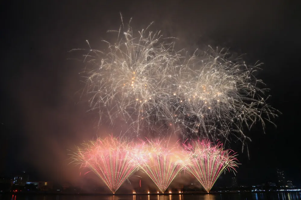 Anh mong muốn thể hiện niềm hạnh phúc khi thế giới đang trở lại cuộc sống bình thường qua thứ ngôn ngữ ánh sáng đầy màu sắc