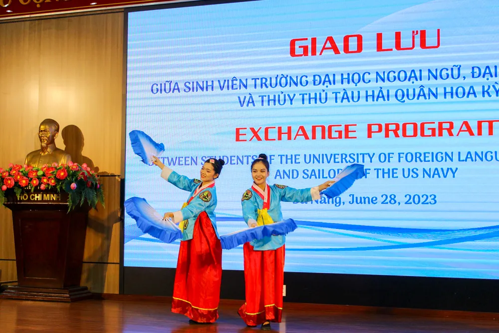 Sinh viên biểu diễn văn nghệ trong trang phục Hanbok của Hàn Quốc